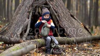 秋林徒步旅行时的小童子军。 孩子们在树林里的一个帐篷附近装了一个背包。